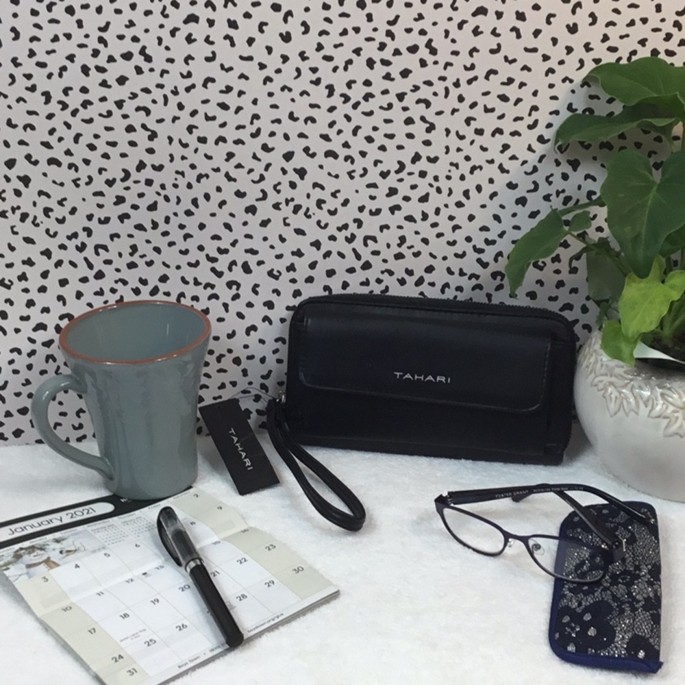 🤍🖤🤍”TAHARI WRISTLET”🤍🖤🤍